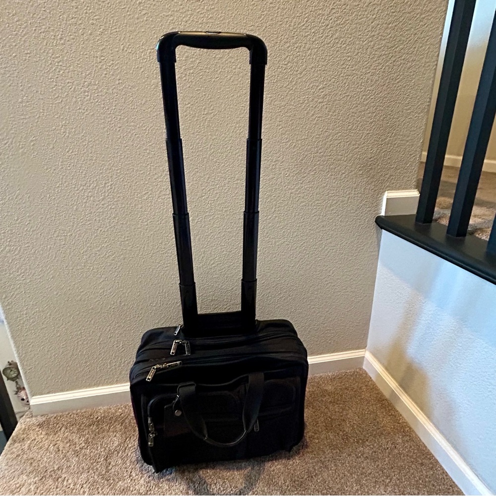 Tumi wheeled deluxe brief, Model 26104D4. - Picture 6 of 14
